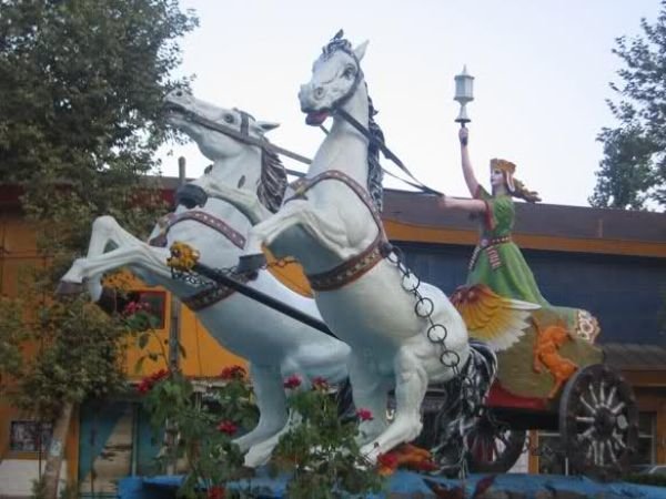 شهر مجسمه‌های رنگی جان می‌گیرد