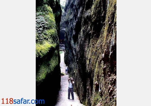 منظره ای از دل صخره ها