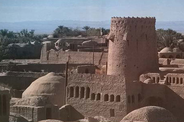 مردان روستای کریت برای احیای کاروانسرای زلزله زده آستین بالا زدند