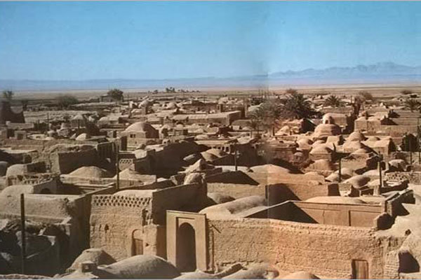 مردان روستای کریت برای احیای کاروانسرای زلزله زده آستین بالا زدند