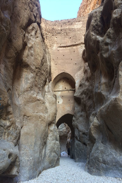 سدی در طبس که برای دیدنش باید دل به رود زد